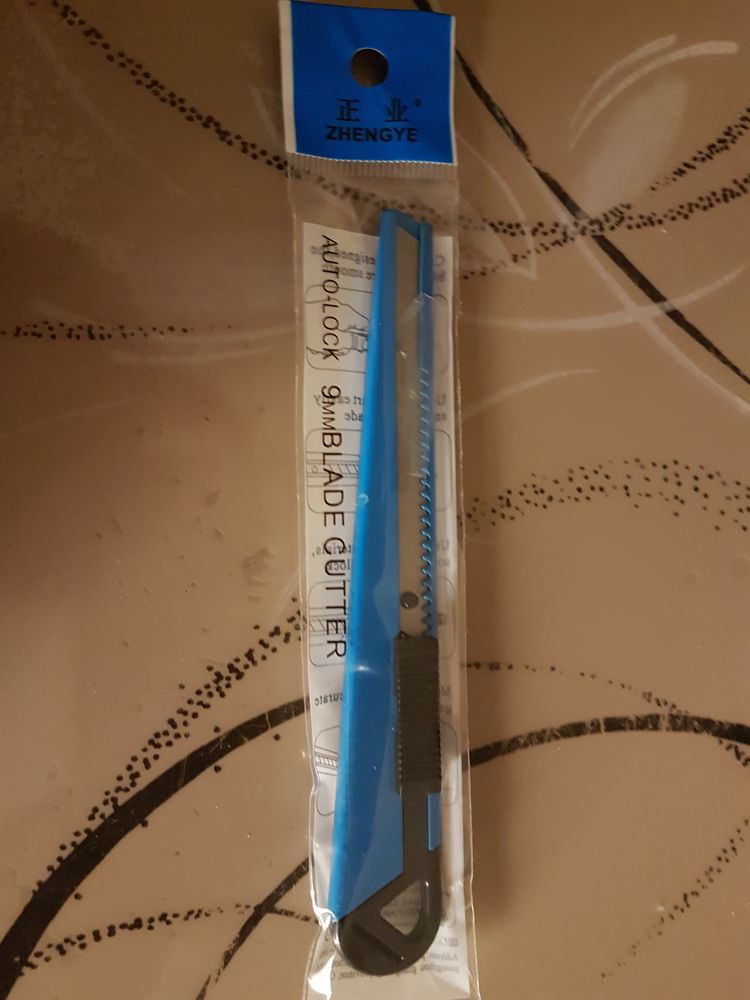 
Lot de 20 cutters en m�tal neuf sous blister 10 euros
10 Gimouille (58)