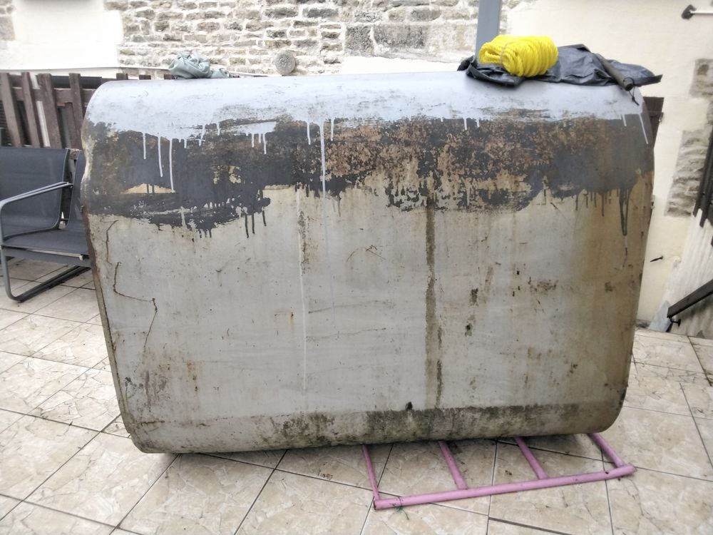 Cuve 1200l t�le � eau  vide mais perc�  � r�parer pour r�cup 0 Luzy-sur-Marne (52)