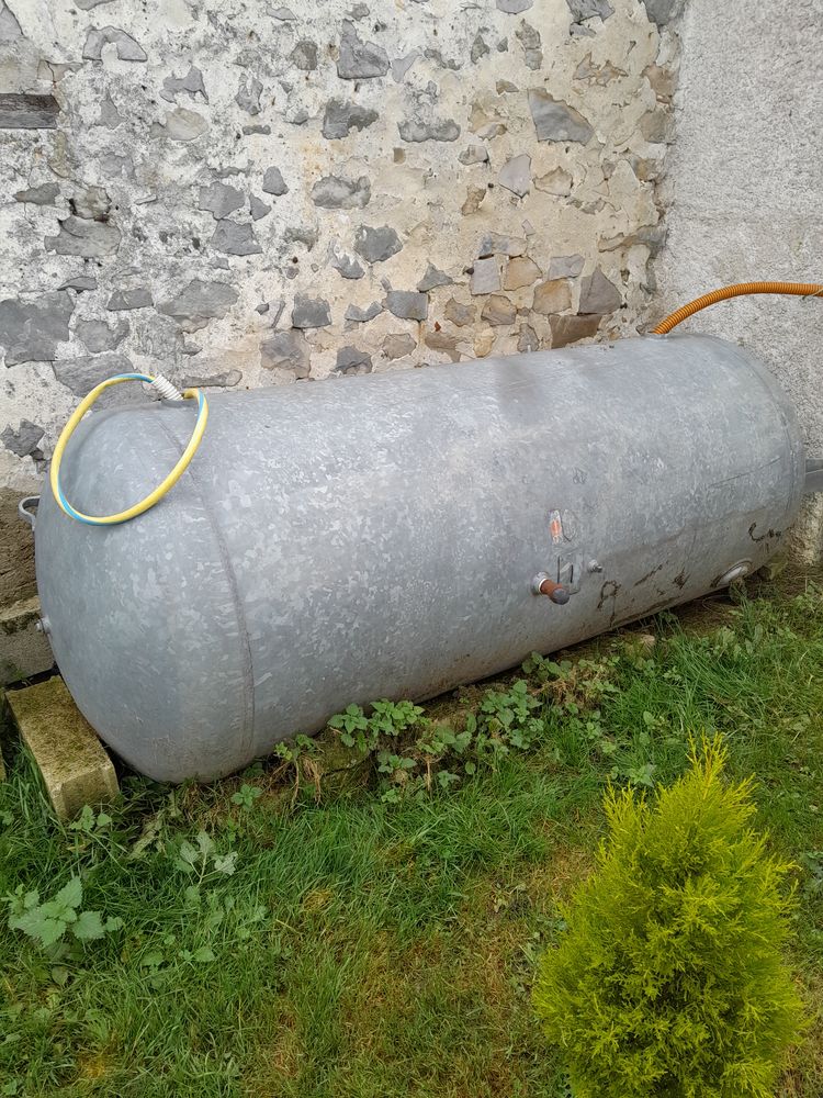 CUVE A EAU 2000 litres, ancienne cuve de compresseur 90 Retheuil (02)