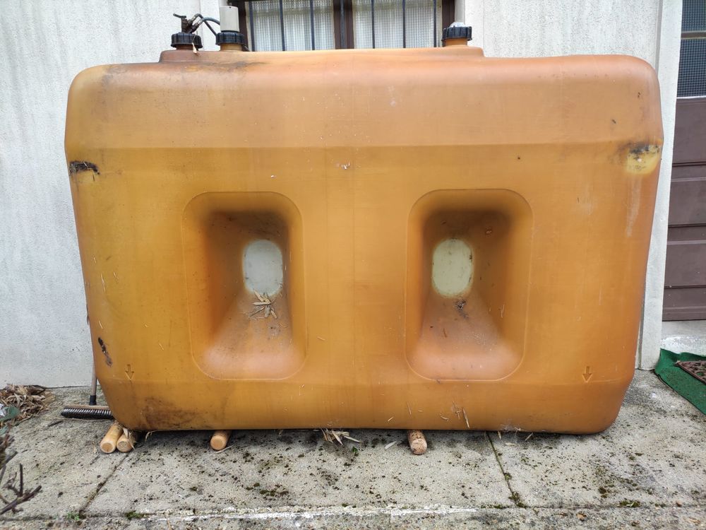Cuve �xterieure fioul 2000 L 
� recuper�r sur place 0 Champigny-sur-Marne (94)