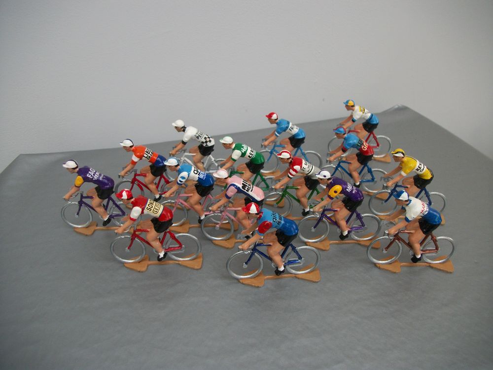 Cyclistes. Miniatures. Figurine. Diorama. Jouets. 
