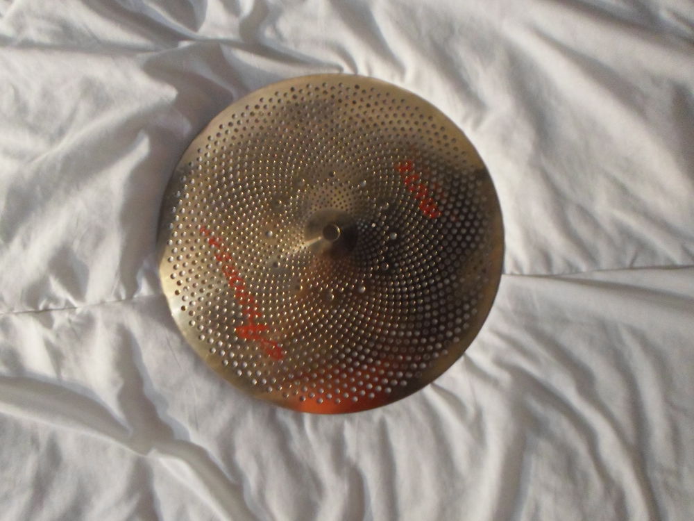 Cymbale acoustique  silencieuse  ARBOREA (de type splash).
35 Paris 19 (75)