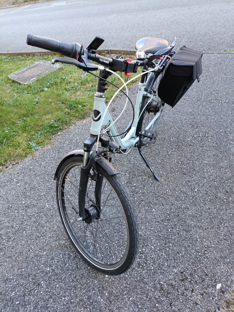 dame �g�e perte d'�quilibre son v�lo de ville TBE 450 Seynod (74)