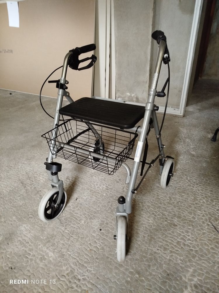 D�ambulateur pliable 4 roues freins et si�ge 50 Voiron (38)