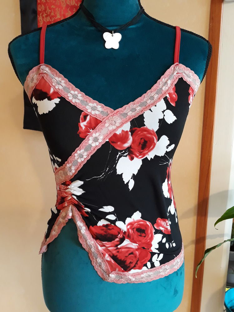 D�bardeur noir et rouge � fleurs - Charbell - Taille 38 6 Livry-Gargan (93)
