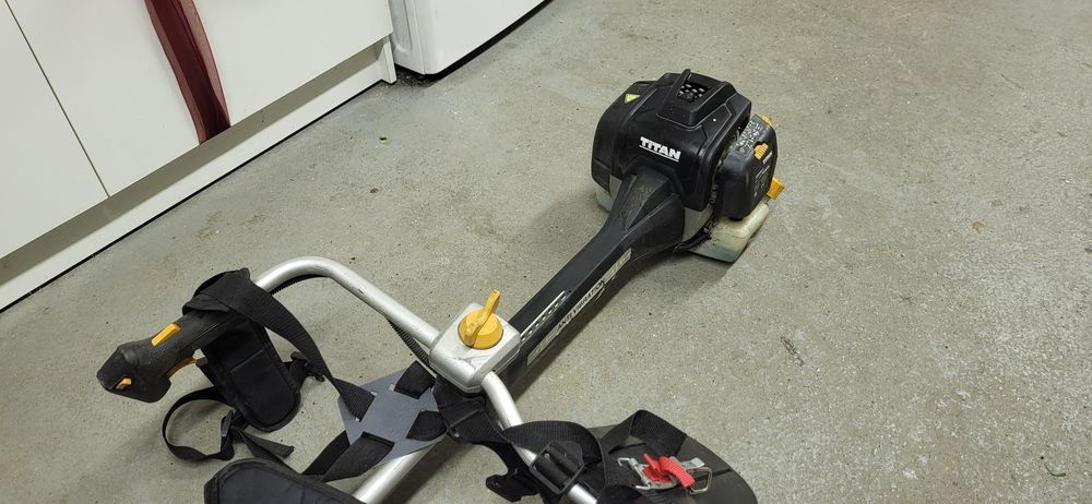 d�broussailleuse thermique marque titan en parfait etat 95 Joncourt (02)