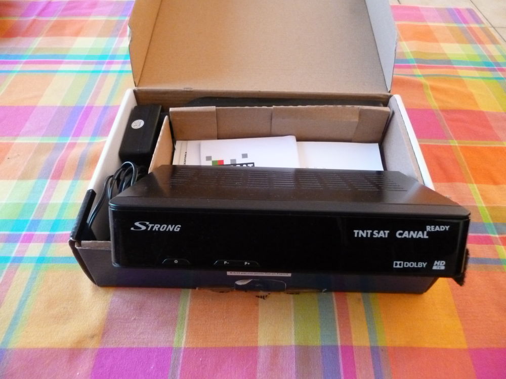 D�codeur terminal TNT SAT SRT 7404  STRONG 50 Le Loroux-Bottereau (44)