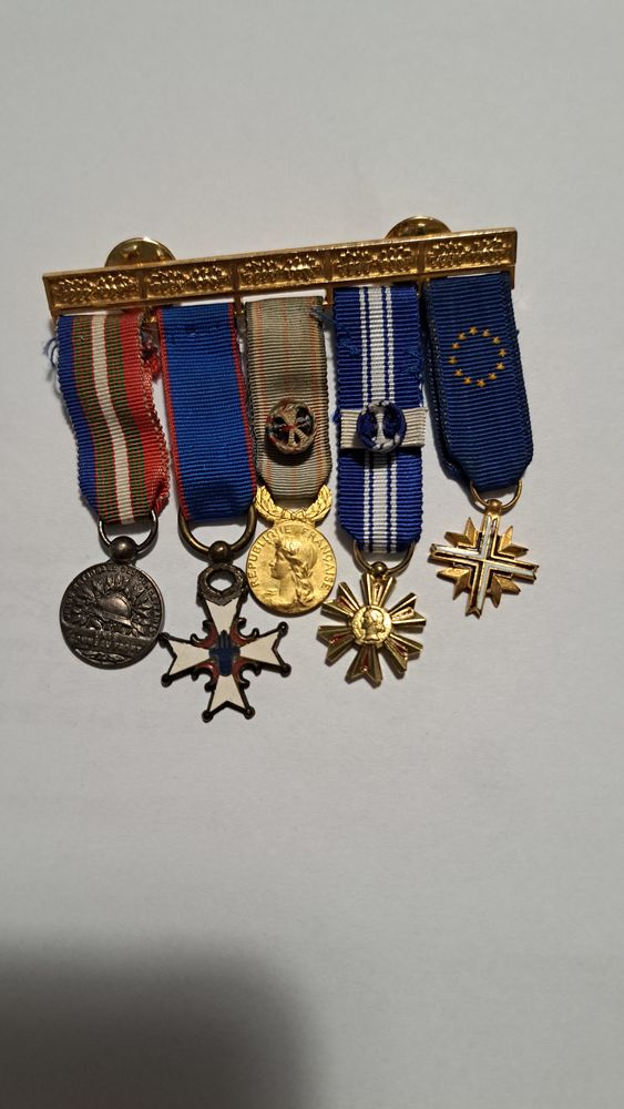 d�coration militaire --Placard de 5 M�dailles en R�ductions 35 Lucheux (80)
