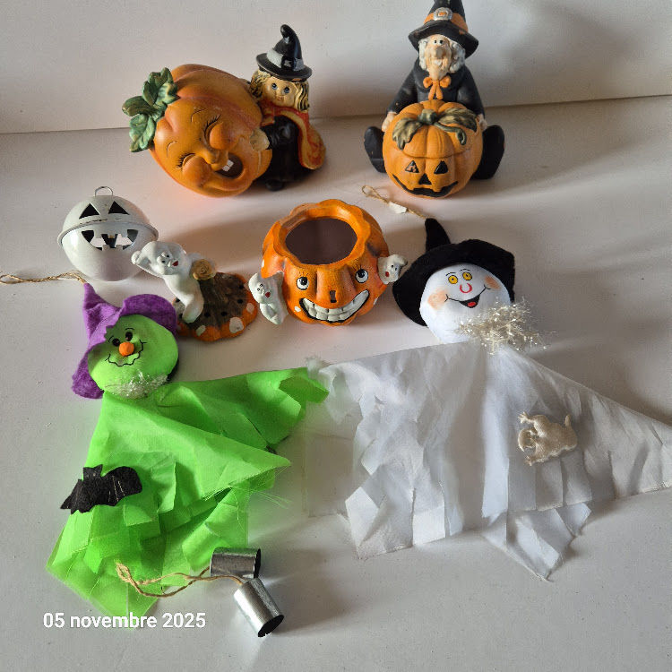 Lot de d�coration de potirons, fant�mes et de sorci�res 20 Saumur (49)