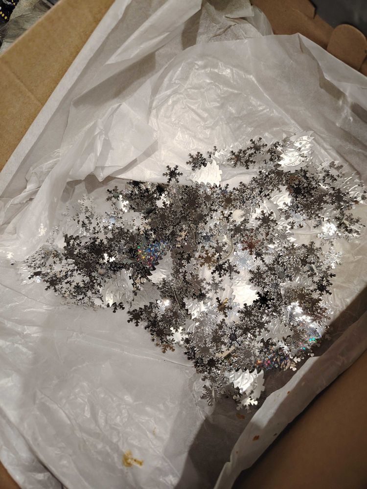 DECORS DE TABLE ET RUBANS PAPIERS DE NO�L. 10 Tourette-du-Ch�teau (06)