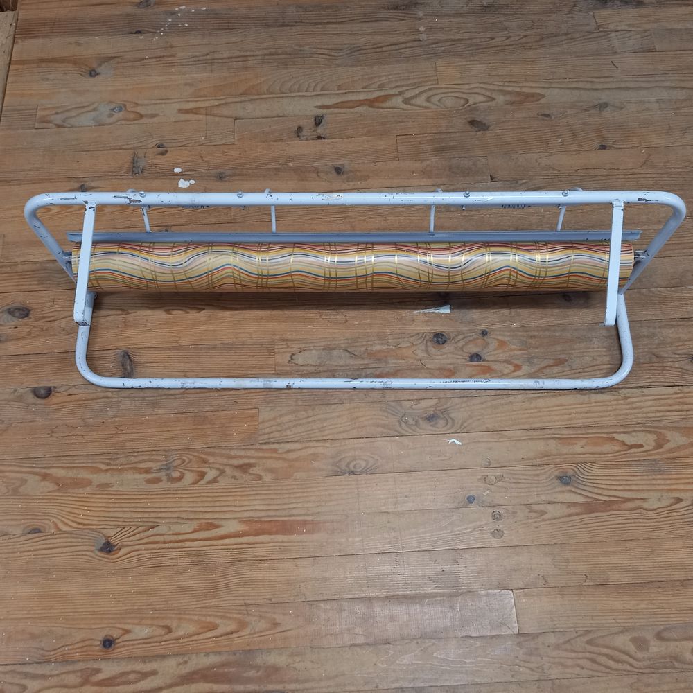 D�rouleur � papier cadeaux en m�tal, avec syst�me d'attache 60 Saumur (49)