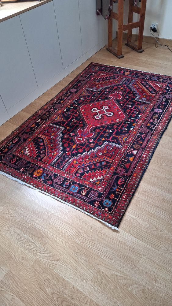 Description
Tapis de laine ancien dim : 190 par 120 cm 210 Piriac-sur-Mer (44)
