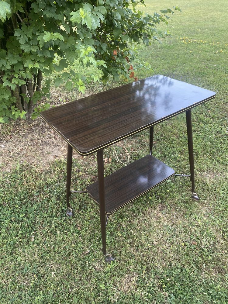 Desserte, ancienne table de t�l� � roulettes 10 Polliat (01)