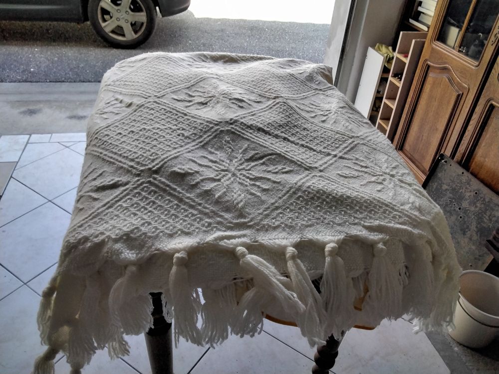 Dessus de lit 1m40 plus coussin brod� main 30 Lamagist�re (82)