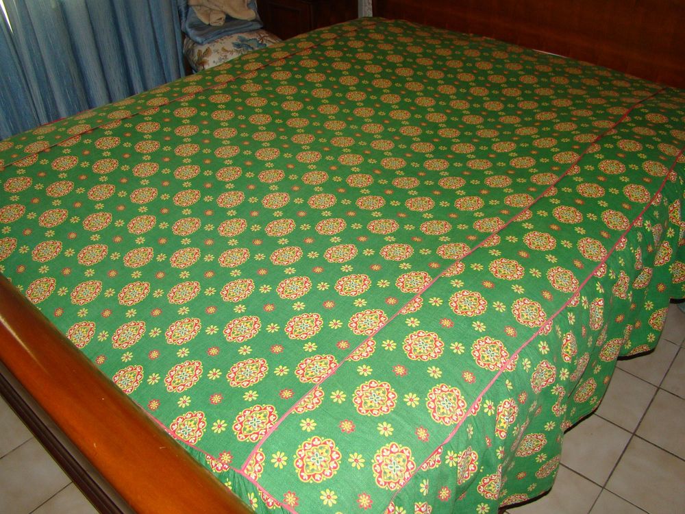 Dessus de lit / Couvre-lit en 140 x 190 vintage ann�es 1960
50 Gargenville (78)