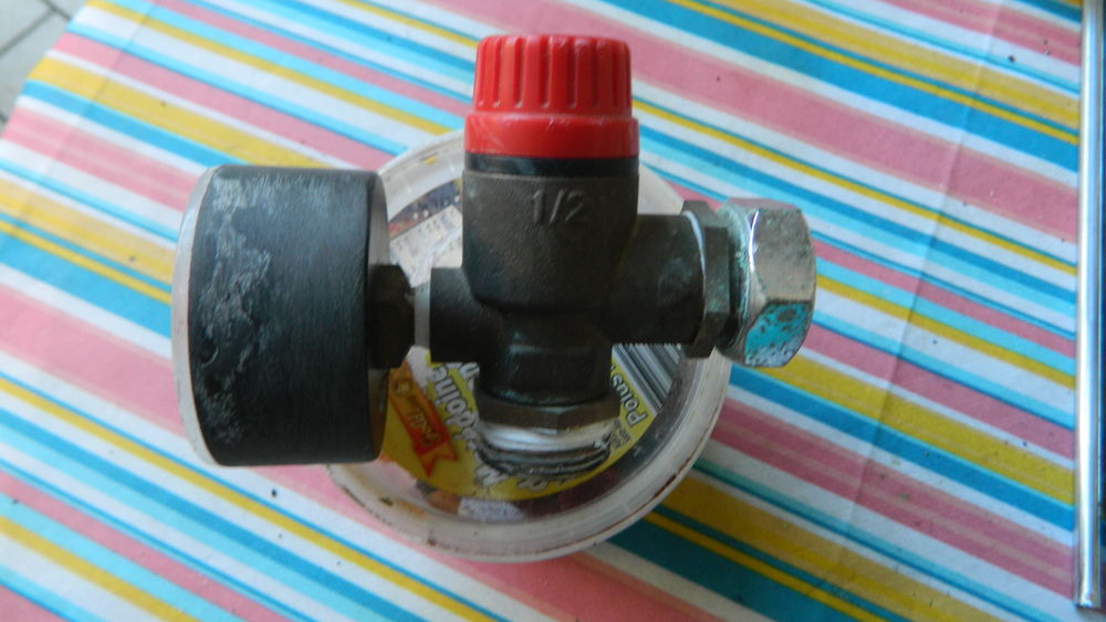  detendeur  avec manometre universel 10 Neuville-en-Ferrain (59)