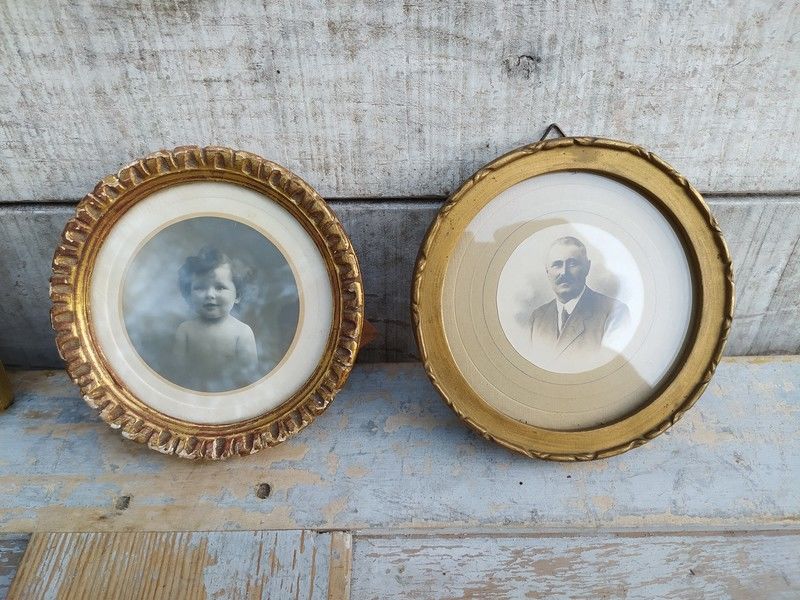 Deux Anciens Petits Cadres Photos Ronds en Stuc Dor� 
32 Loches (37)