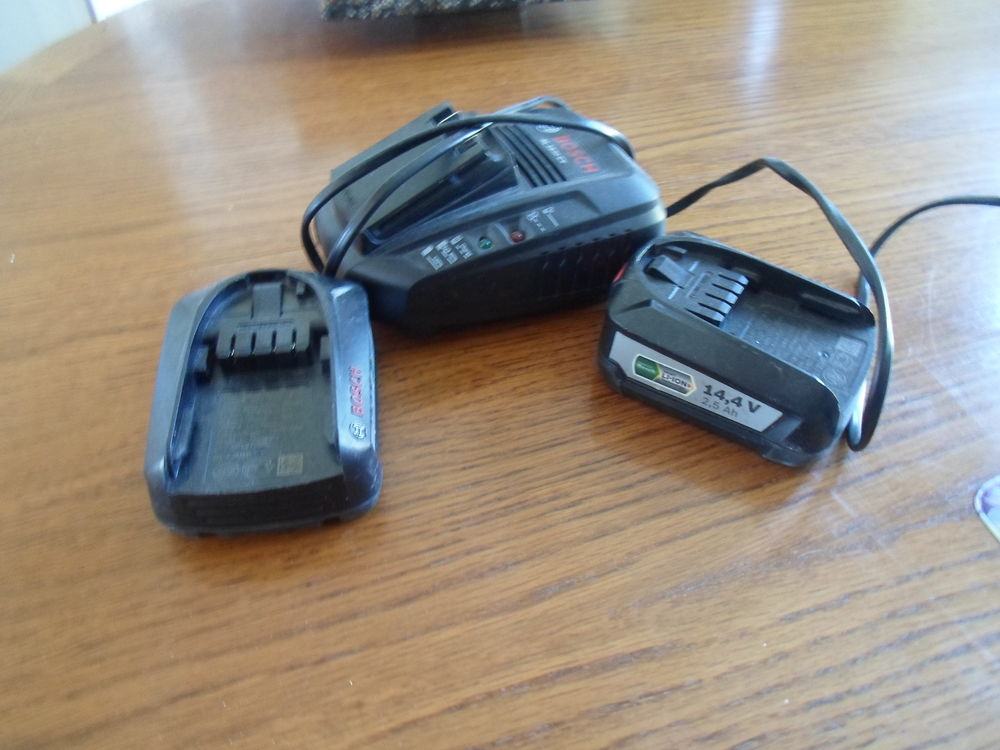 deux batteries + chargeur  pour visseuse-d�visseuse BOCH 50 Montmoreau-Saint-Cybard (16)