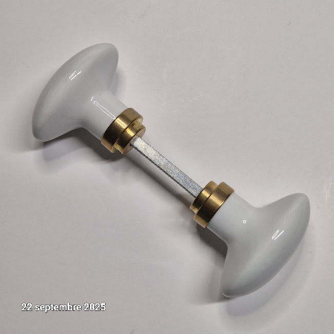 Deux boutons de porte ovales en porcelaine blanche et barre 30 Saumur (49)