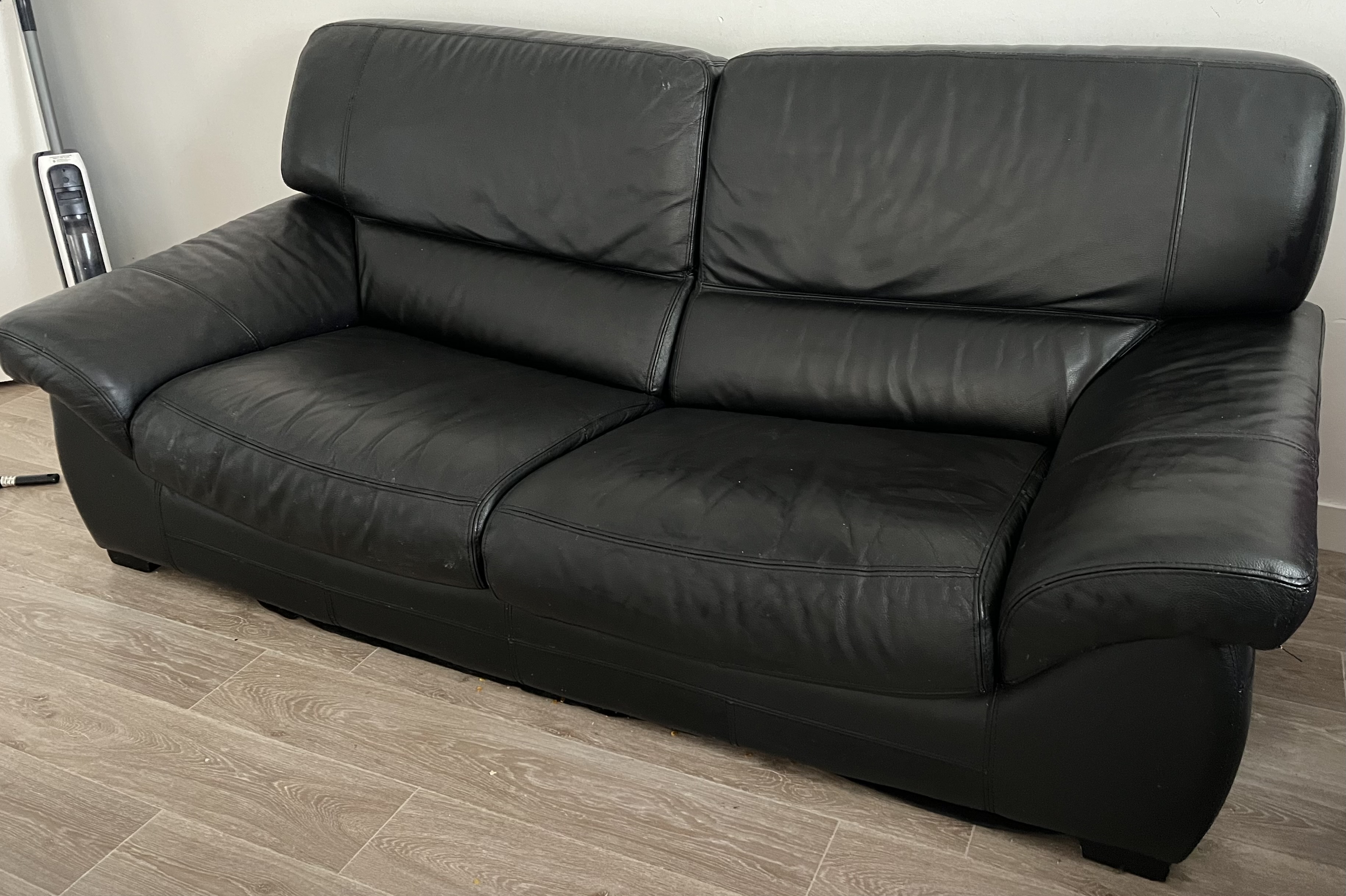 Deux canap�s en cuir noir 130 Sorbiers (42)