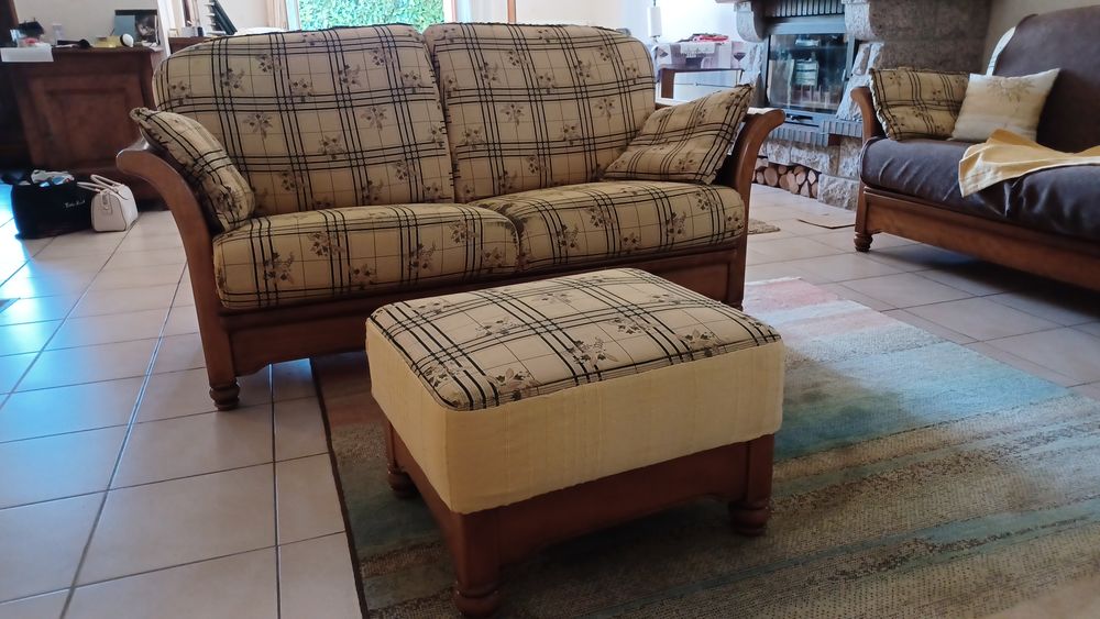 Deux canap�s en merisier, avec repose pieds. 50 Avallon (89)
