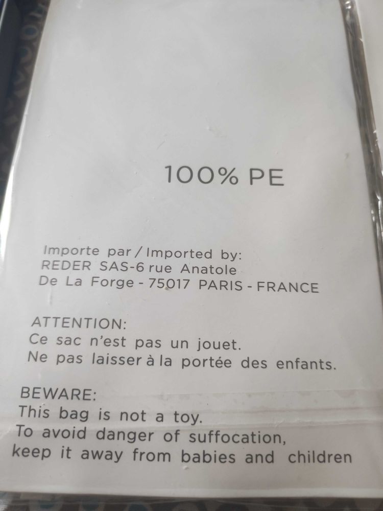 Deux capuches de pluie transparentes �  pois blancs. sous emballage d'origine. 10 Verneuil-sur-Seine (78)