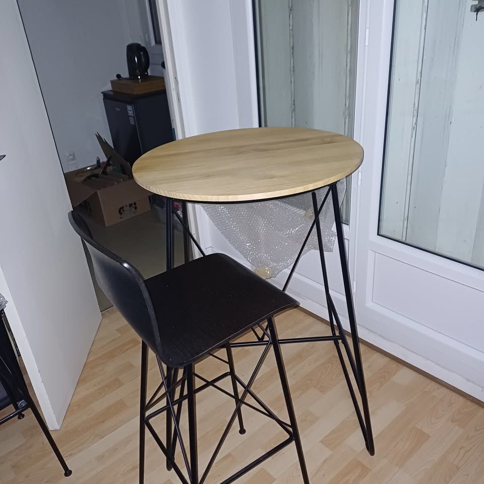 deux chaises de bar avec table mange-debout 70 Paris 18 (75)