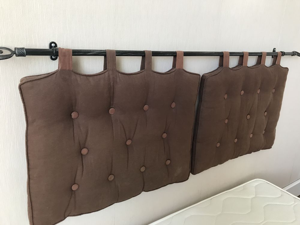 Deux coussins t�te de lit et tringle 25 Bias (47)