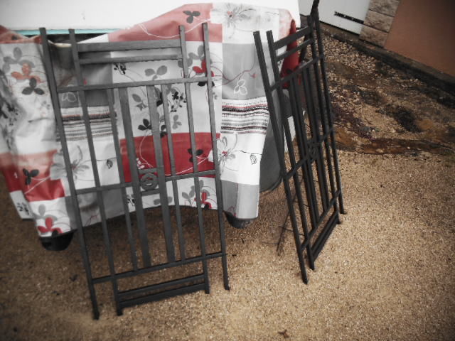 deux d�fenses en fer forg� couleur noir 20 Bavans (25)