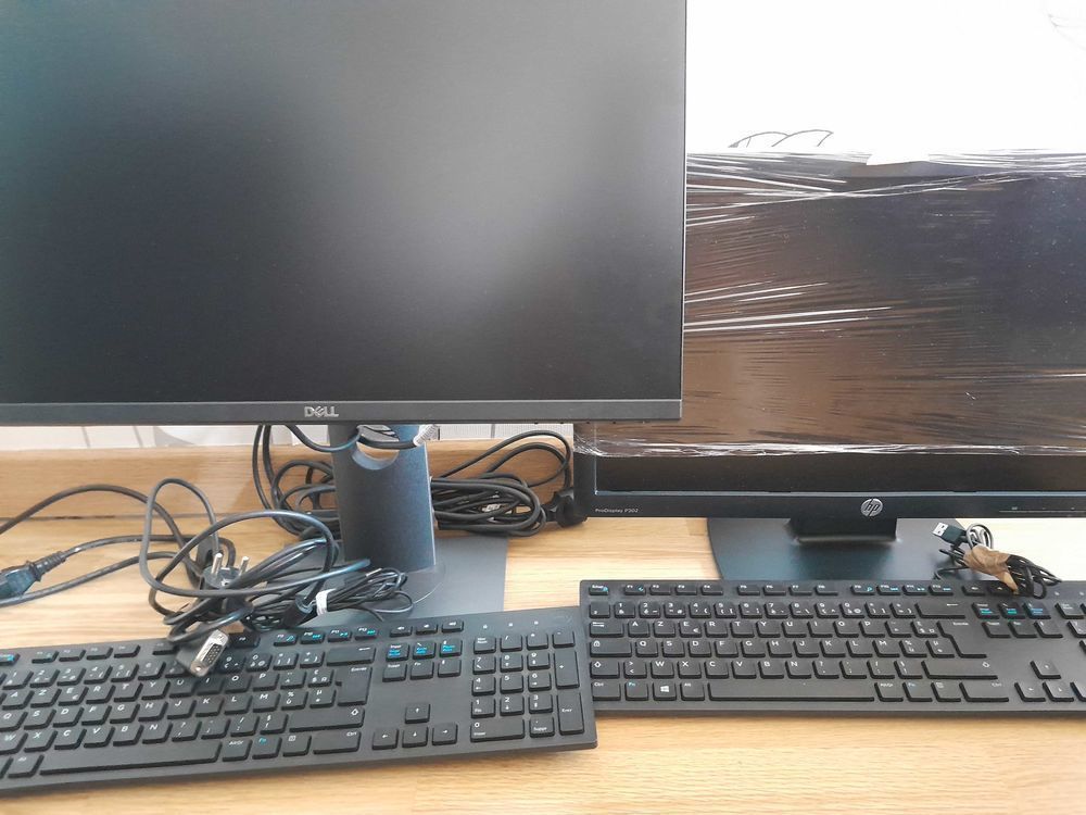 deux  �crans  comme neufs  hp/ Dell 80 Stains (93)