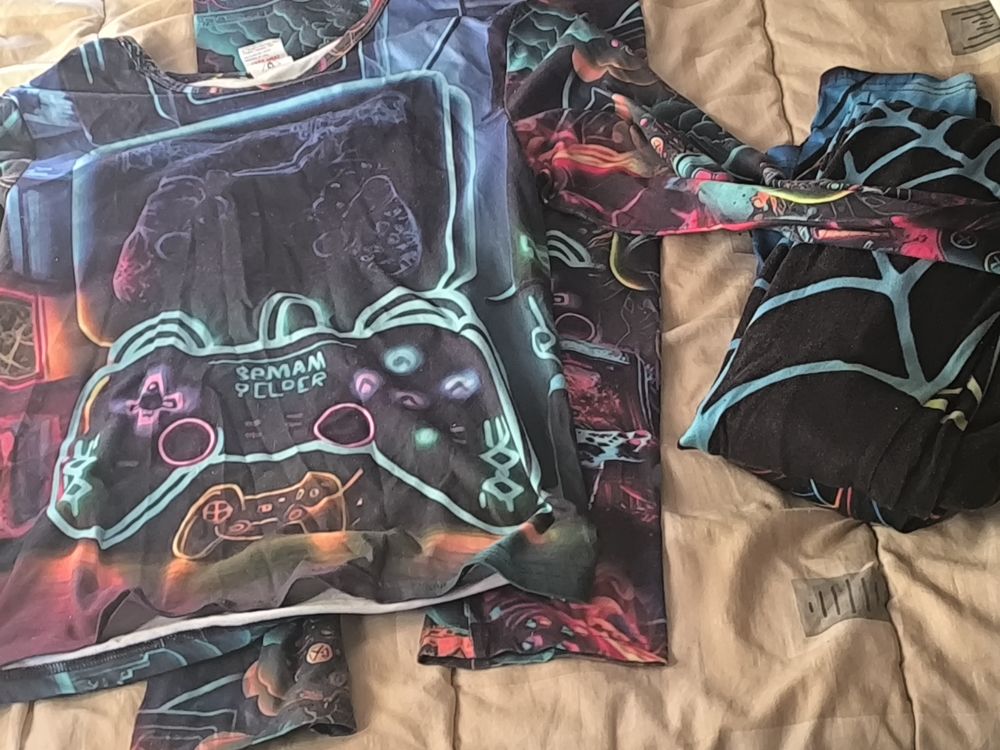 6� deux ensembles pyjamas un peu us�s dont 0 Accolay (89)