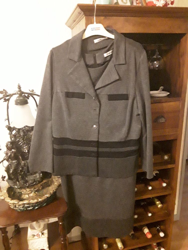 deux ensembles veste et robe plus un manteau 0 Coim�res (33)