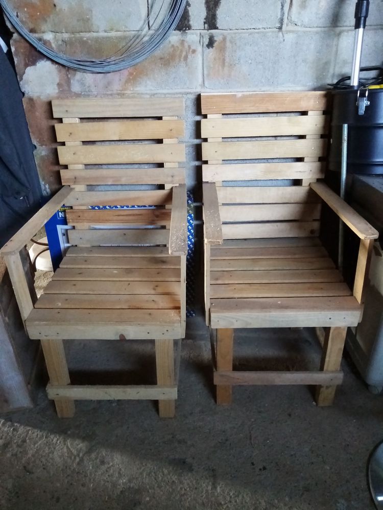 Deux fauteuils en bois pour terrasse  25 Vesly (50)