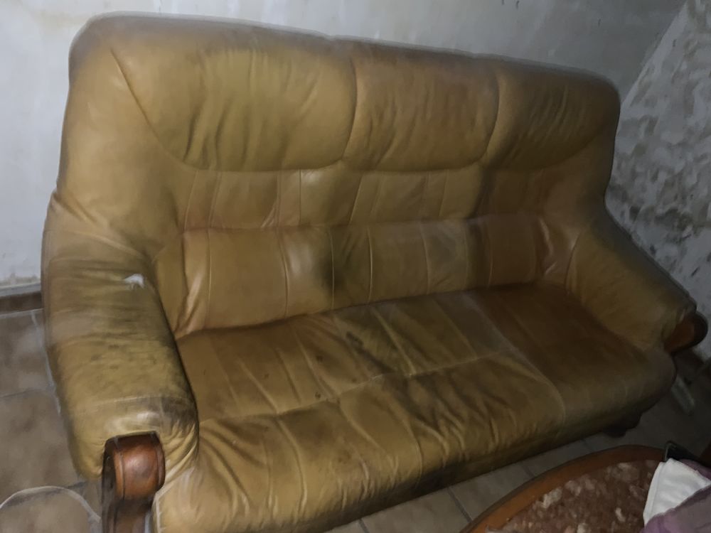 Deux fauteuils et un canap� cuir bois 100 Annonay (07)