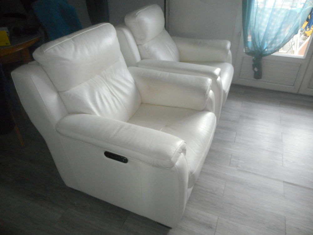 Deux fauteuils  �lectriques en cuir blanc avec biblioth�que 500 N�mes (30)