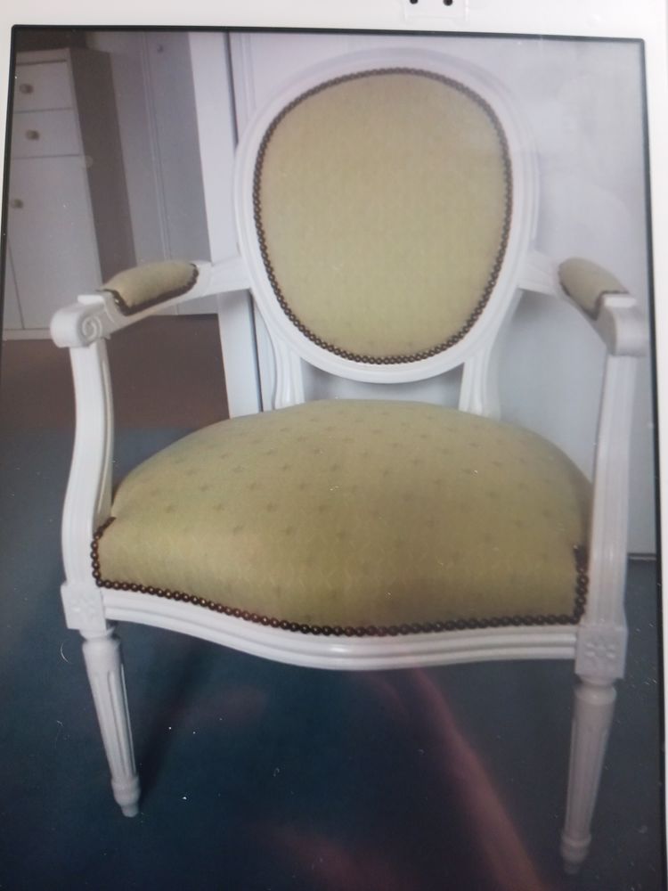 Deux fauteuils et leurs repose pieds. 650 Carri�res-sous-Poissy (78)