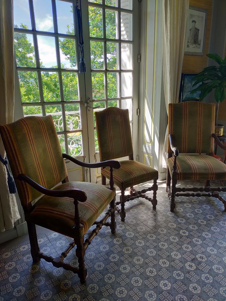 deux fauteuils et quatre chaises style Louis XIII 600 Beauregard-l'�v�que (63)