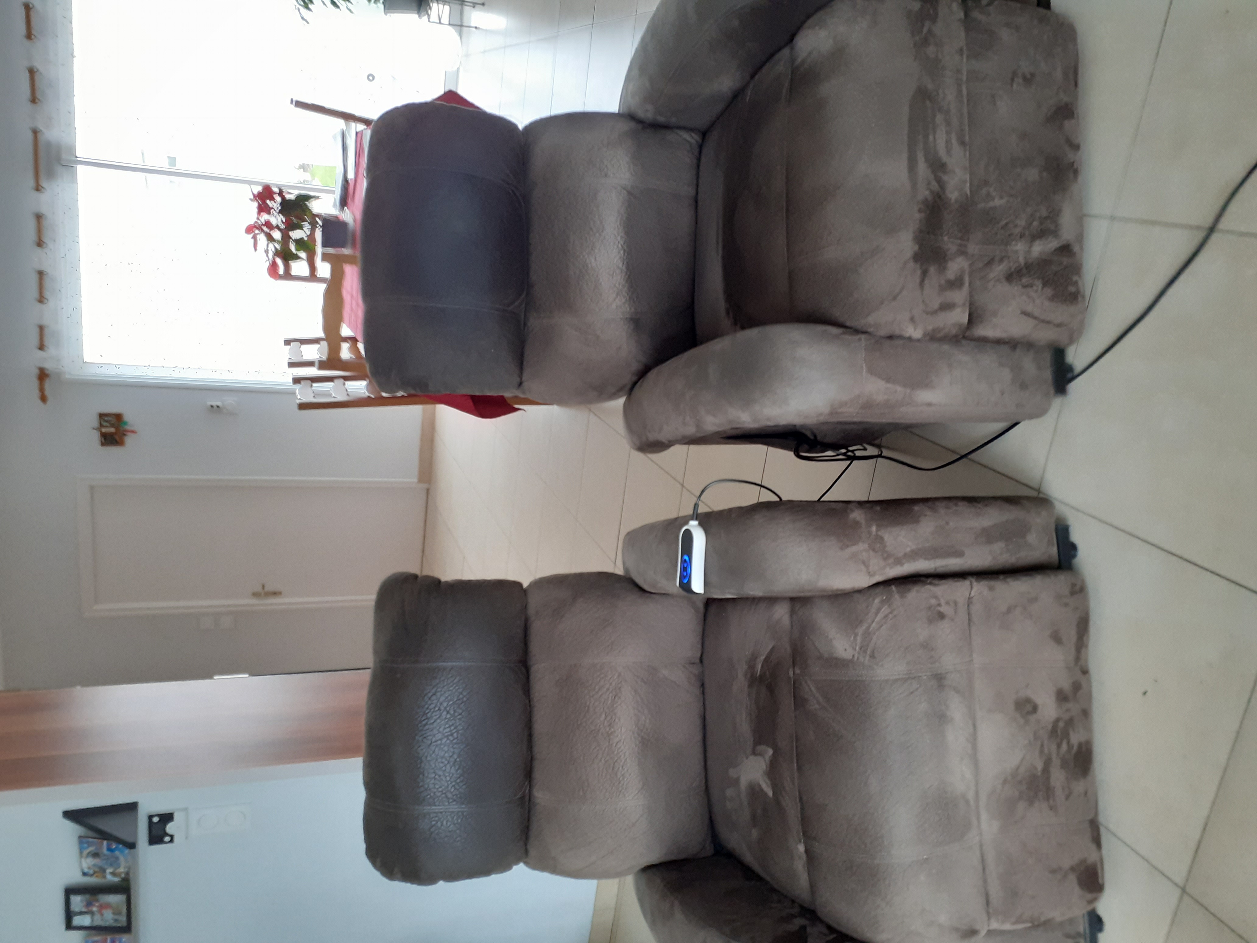 Deux fauteuils de salon inclinable �lectrique 300 Les Landes-Genusson (85)