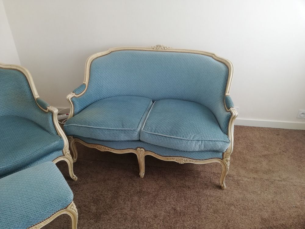 Deux fauteuils velours bleu
Un canap�s
Un repose pieds
600 Issoire (63)