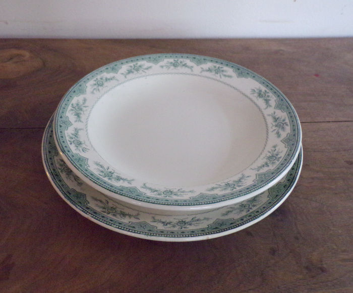 Deux grands plat vintage en fa�ence blanche frise florale 30 Laval (53)