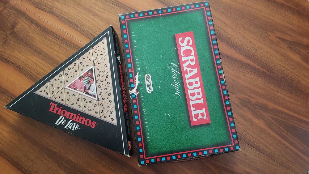 Lot de deux jeux de soci�t� (triomino et Scrabble). 25 Valbonne (06)