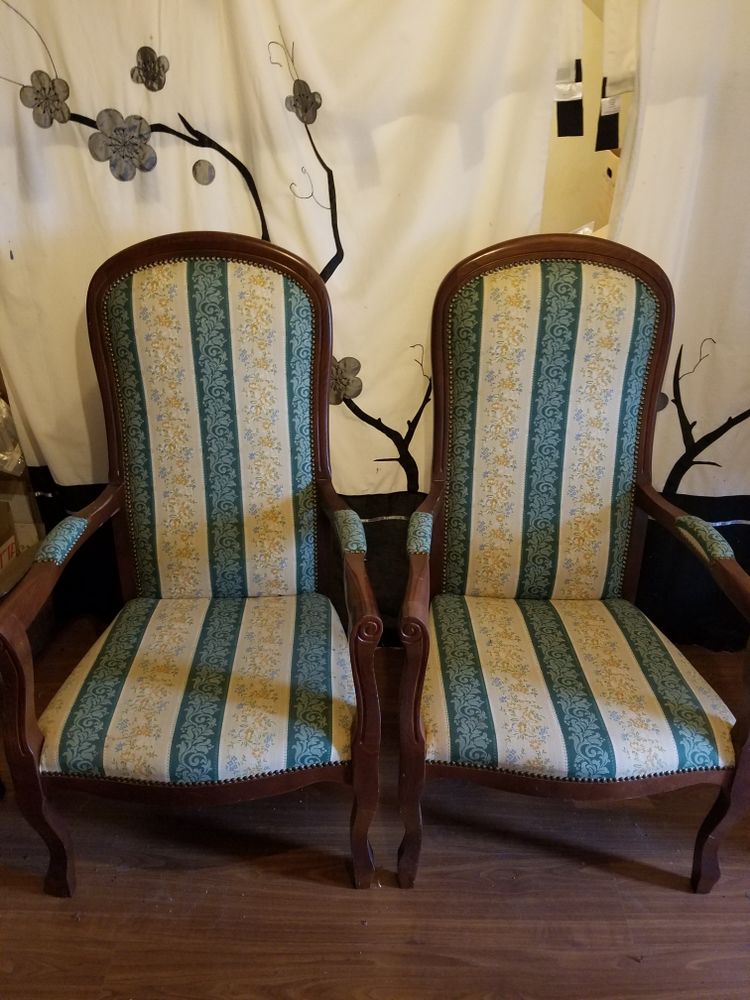 DEUX MAGNIFIQUES  FAUTEUILS LOUIS XV 100 Poligny (77)