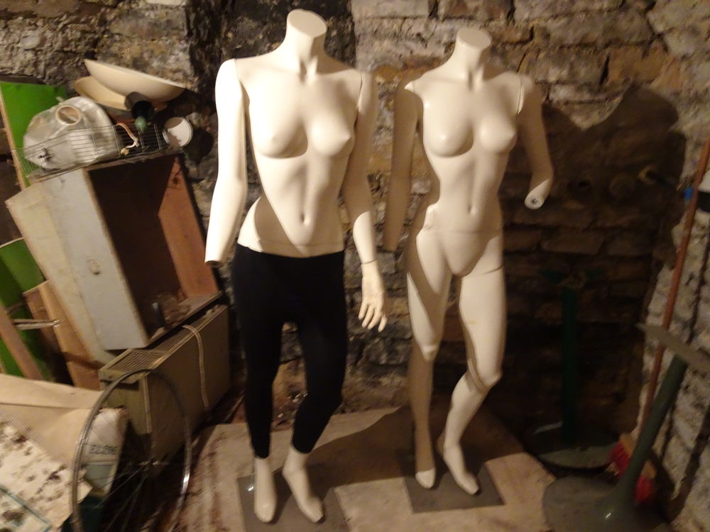 Lot de deux mannequins femme beige avec leurs socles 100 Dijon (21)