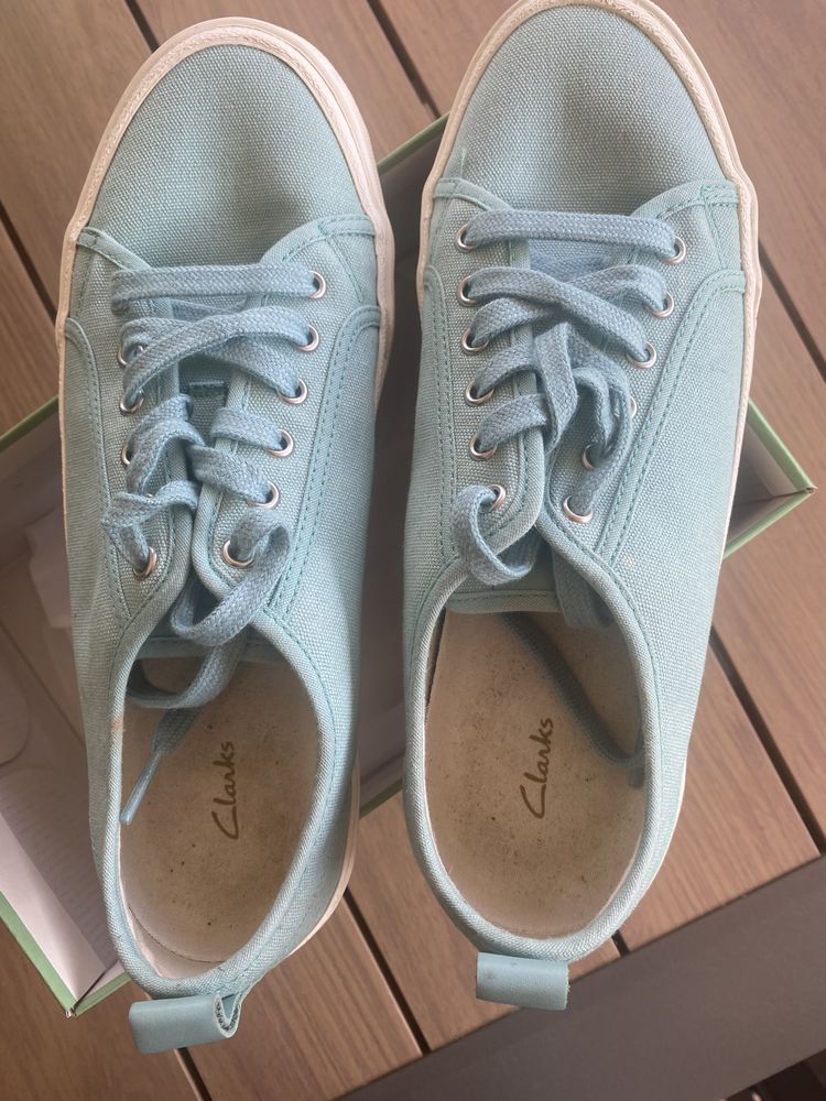 deux paires de baskets jamais port�es 20 Azur (40)