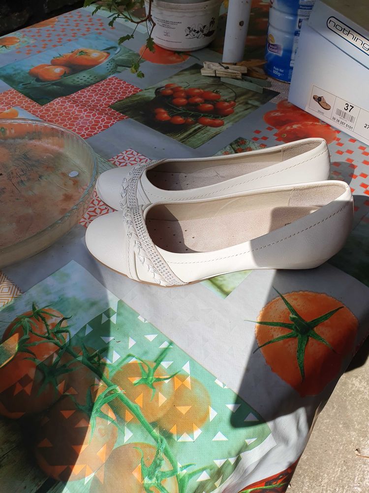 deux paires de chaussures blanche taille une 36 l'autre 37 20 Villeneuve-de-Berg (07)
