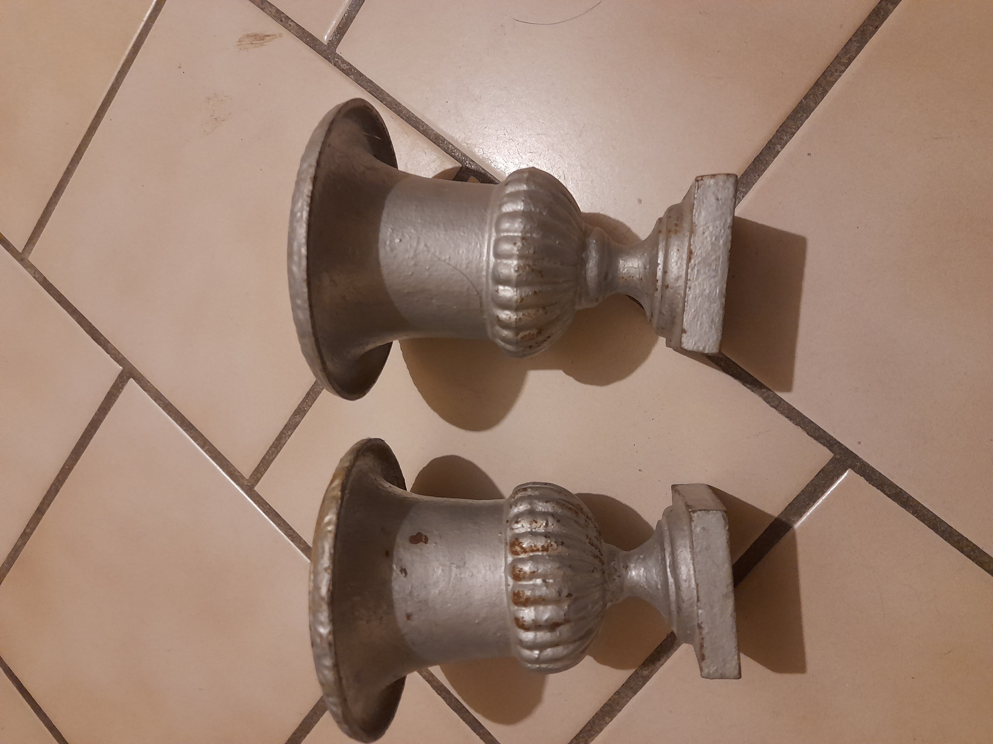 DEUX PETITS VASES STYLES  MEDICIS EN FONTE..... 90 Charlieu (42)