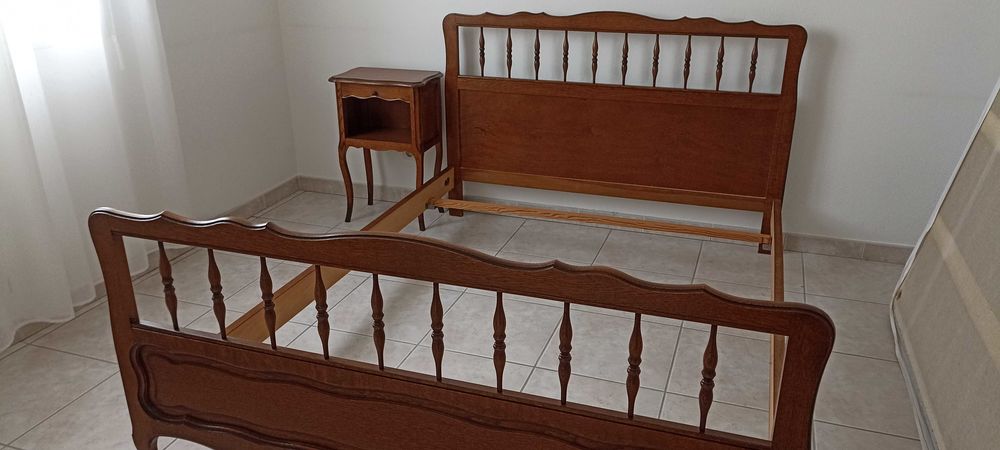 Lit deux places et table de chevet 80 La Peyrade (34)