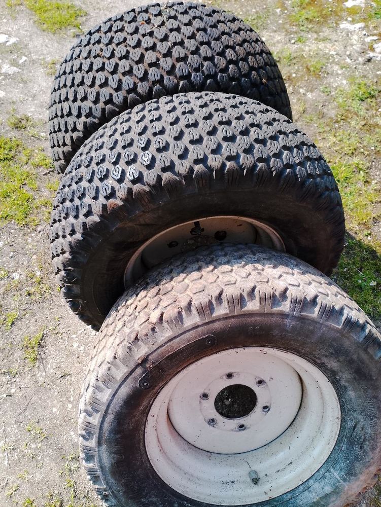 deux pneus Bridgestone 23 x 10.50 - 12  + jante de 6 trou 250 Saran (45)