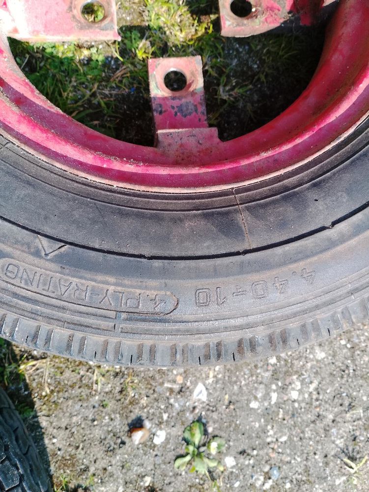 deux pneus 4.40   10   de 4 ply  + jante rouge de hako 200 Saran (45)