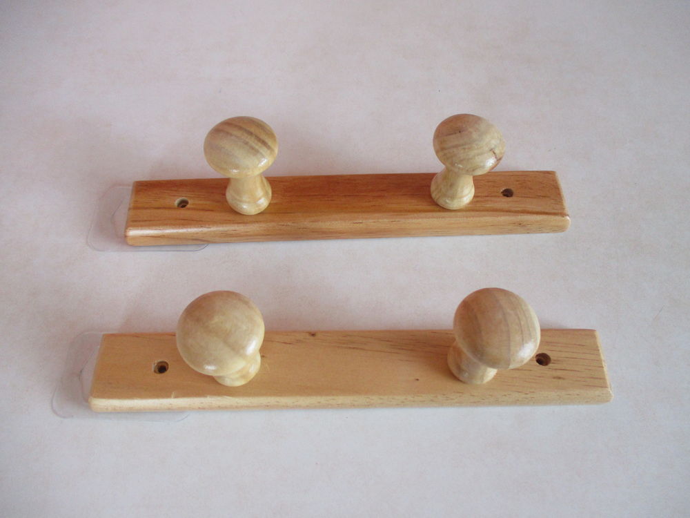 Lot de deux porte-manteaux neufs vernis deux t�tes en bois 
5 Saint-Jean-Bonnefonds (42)